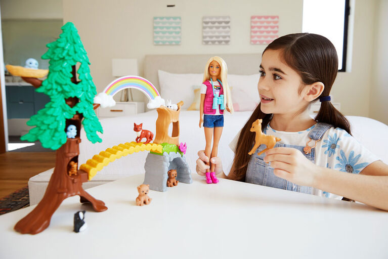 Coffret de jeu interactif Barbie Guide d'aventure avec poupée Barbie de 30,40 cm (12 po), arbre extérieur, pont, arc-en-ciel, 10 animaux et plus encore