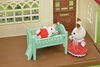 Calico Critters Sweet Raspberry Home Gift Set, Dollhouse Playset avec 3 figurines à collectionner, meubles et accessoires