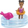 Poupées et coffret de jeu Skipper Babysitters Inc. Barbie avec poupée Skipper Gardienne d'enfants, poupée tout-petit avec maillot de bain à changement de couleur, piscine pour enfants, Baleine jouet aspergeuse et accessoires