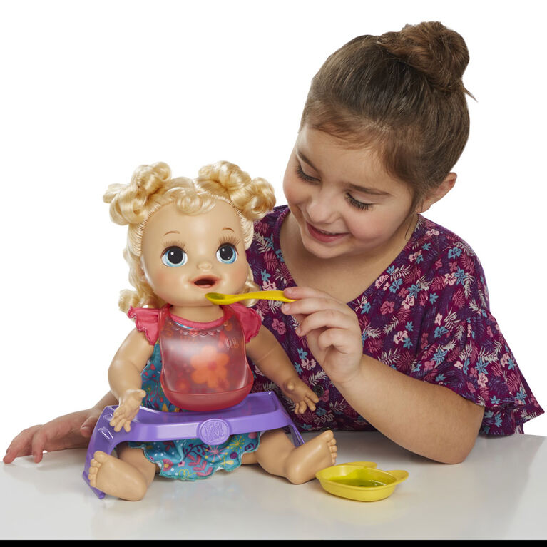 Baby Alive, poupée Bébé adore manger, plus de 50 sons et phrases, mange et fait caca, boit et fait pipi