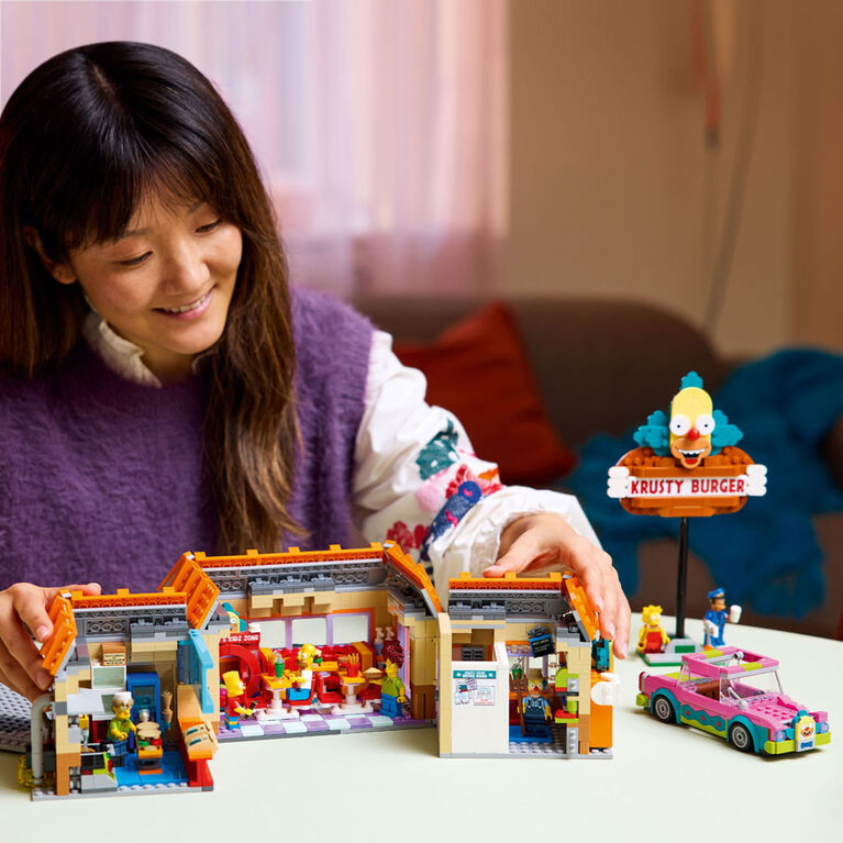 LEGO The Simpsons : Krusty Burger, Ensemble de Construction de D&eacute;coration pour Adultes avec 7 Personnages Embl&eacute;matiques 10352