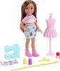 Barbie - Coffret de jeu Chelsea avec poupée Chelsea Dessinatrice de mode brunette et accessoires