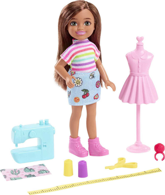 Barbie - Coffret de jeu Chelsea avec poupée Chelsea Dessinatrice de mode brunette et accessoires
