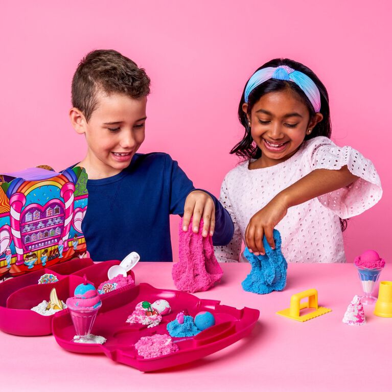 Kinetic Sand, Rainbow Cake Shoppe, 680 g de sable jaune, rose, bleu et  blanc parfumé à la vanille, 10 outils et accessoires, jouets sensoriels  pour les enfants à partir de 5 ans