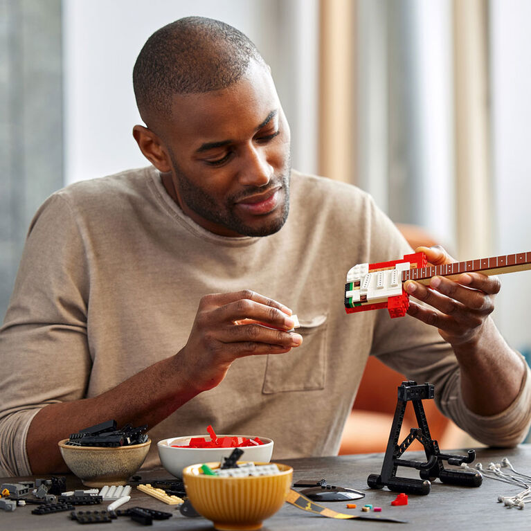LEGO Ideas Fender Stratocaster; modèle réduit de guitare vintage à construire pour adulte 21329