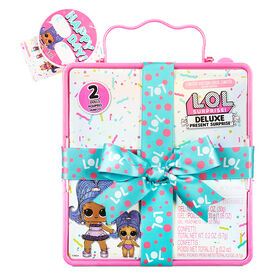 LOL Surprise Deluxe Present Surprise, série 2 au thème de soirée pyjama avec poupée exclusive et Petite soeur