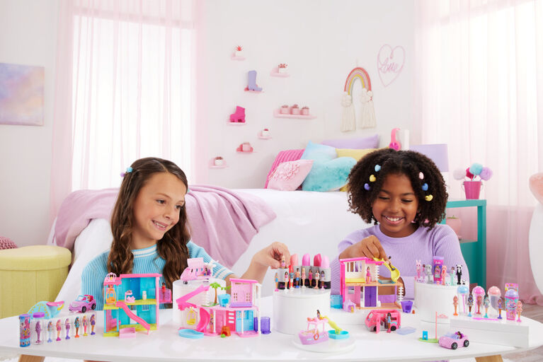 Coffrets Maison de poupée ​Mini BarbieLand Barbie, Maison de rêves Mini avec poupée Barbie surprise de 3,81 cm (1,5 po), mobilier, accessoires, ascenseur et piscine