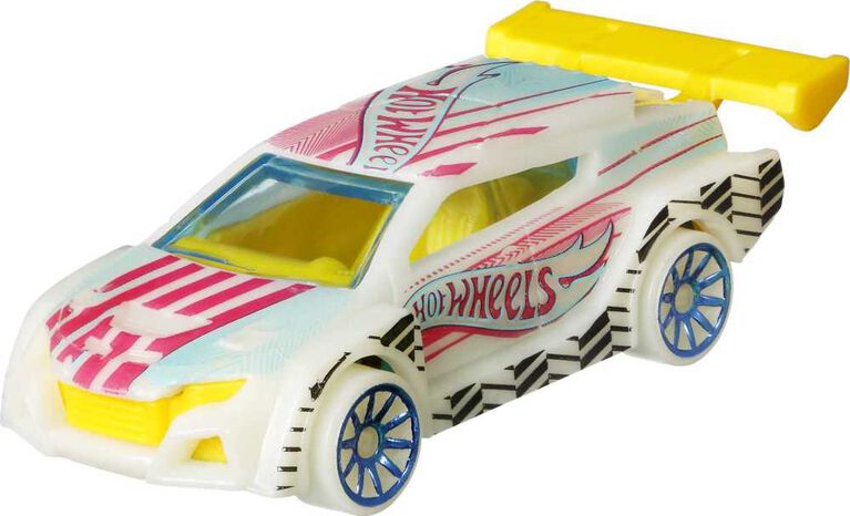 Hot Wheels Monster Trucks Glow-In-The-Dark Bundle - R Exclusive