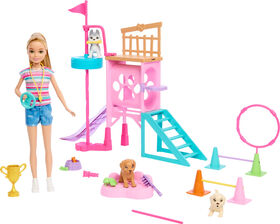 Barbie Poupée et Coffret Parcours d'Obstacles avec poupée, 3 figurines de chiens et accessoires