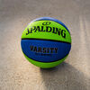 Ballon de basketball en caoutchouc pour toute surface Spalding Varsity, taille officielle 7 (29-1/2 po), bleu/vert