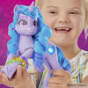 My Little Pony : Marquons les esprits, Étincelante Izzy Moonbow, poney violet