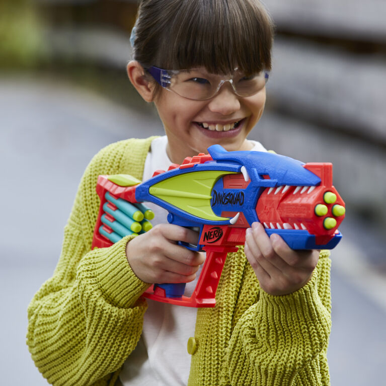 Nerf DinoSquad Terrodak, tire 4 fléchettes, rangement pour fléchettes, 12  fléchettes Nerf Elite, blaster Nerf en forme de dinosaure, jeu d'extérieur  pour enfants