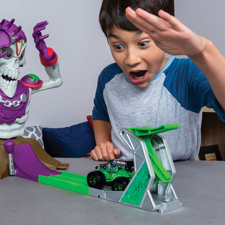 Monster Jam, Grim Takedown Playset with Lights and Sounds, Featuring Exclusive 1:64 Scale Die-Cast Grave Digger Monster Truck