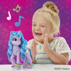 My Little Pony : Marquons les esprits, Étincelante Izzy Moonbow, poney violet
