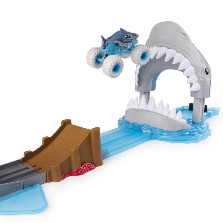 Monster Jam, Official Megalodon Mayhem Playset with Exclusive 1:64 Scale Megalodon Die-Cast Monster Truck