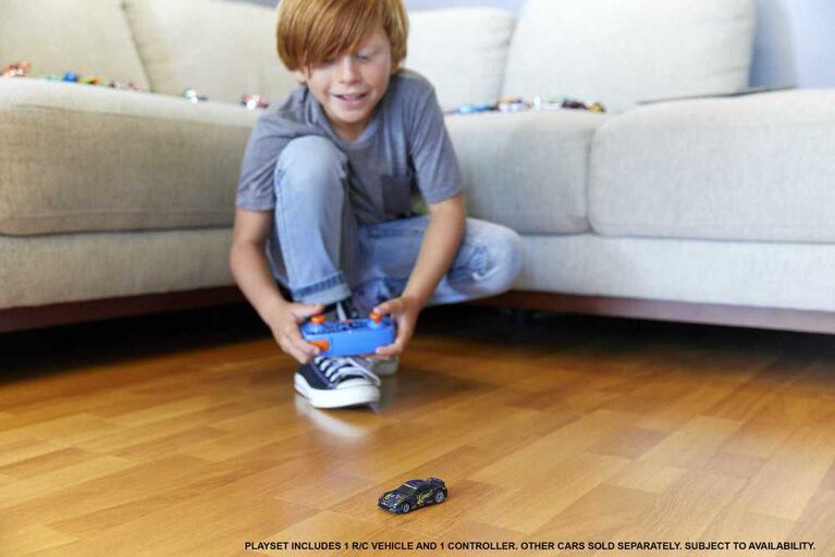 ​Hot Wheels R/C 1:64 Scale Nissan GTR