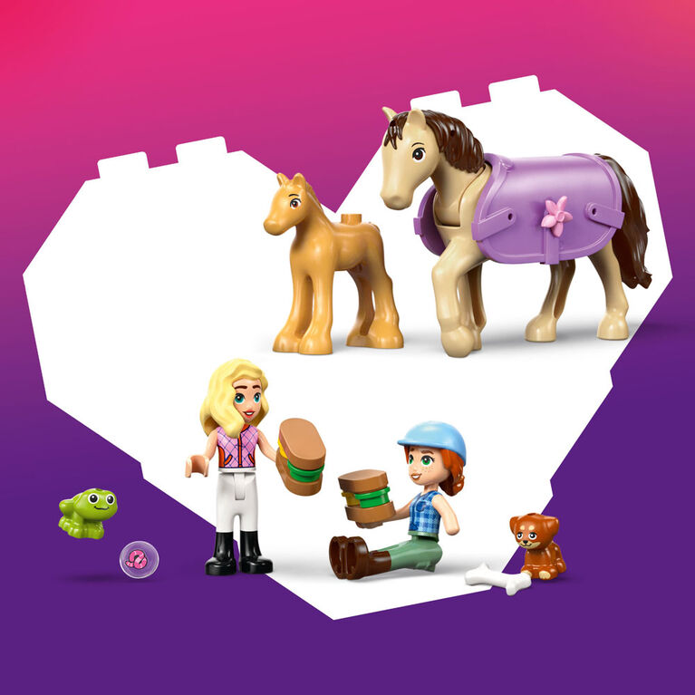 LEGO Friends La Remorque pour le Cheval et le Poulain - Jouet, avec 2 Minipoup&eacute;es, un Chiot, un Cheval, un Poulain et une Grenouille - 42695