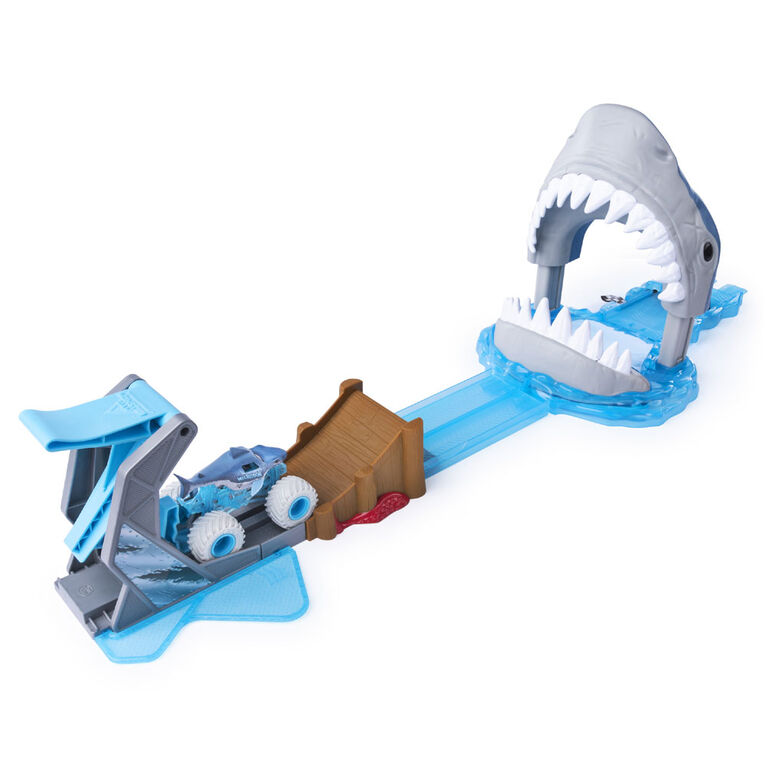 Monster Jam, Official Megalodon Mayhem Playset with Exclusive 1:64 Scale Megalodon Die-Cast Monster Truck