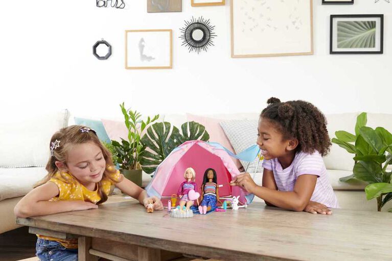 Barbie-Coffret Vive le Camping It Takes Two avec tente et 2 poupées