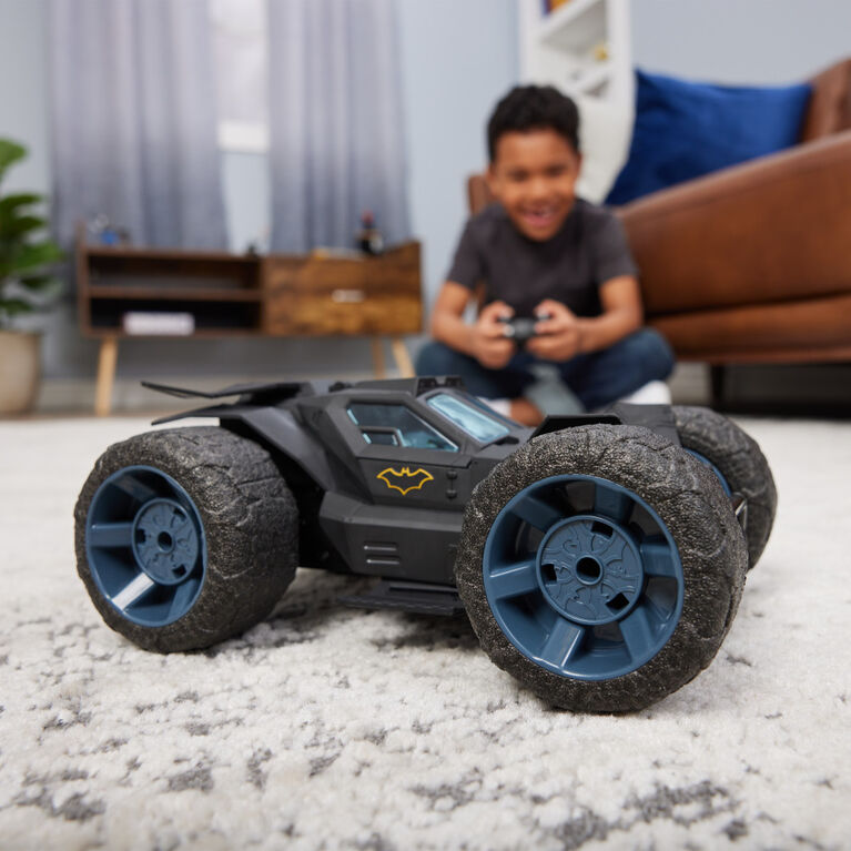 DC Comics, Batman, Stunt Force Batmobile, voiture radiocommandée d'intérieur, compatible avec figurine articulée, Turbo Boost et cascades délirantes, jouets de super-héros à collectionner