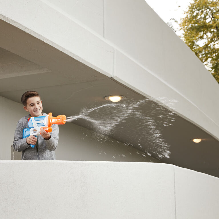 Nerf Super Soaker, blaster à eau Twister, tire 2 jets d'eau torsadés