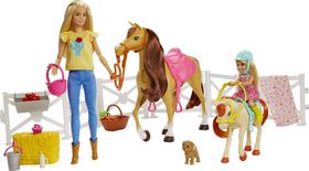 Coffret de jeu BARBIE avec poup&eacute;es Barbie et Chelsea, 2 chevaux et plus de 15 accessoires