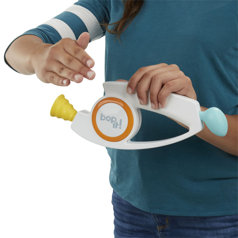 Hasbro Gaming - Bop It! Electronic Game - English Edition - styles may vary