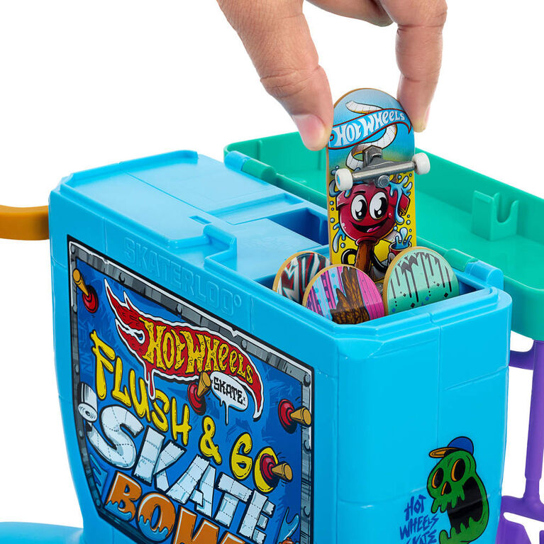 Hot Wheels Skate Flush & Go Skate Bowl Fingerboard Set with 1 Exclusive Board & Pair of Removable Skate Shoes