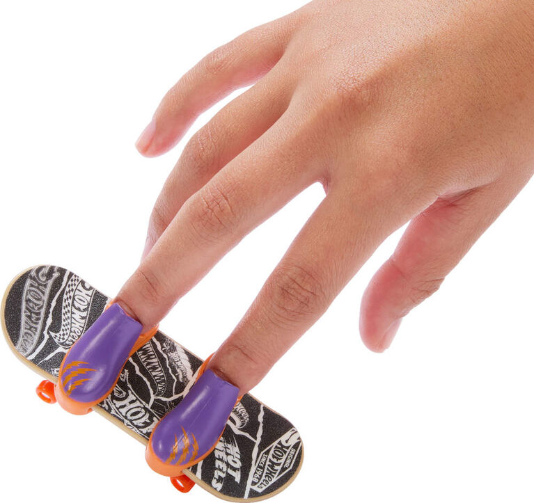 Hot Wheels Skate Tony Hawk Fingerboard & Skate Shoes, Toy for Kids (Styles May Vary)