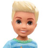 Poupée garçon Barbie Club Chelsea, vêtue d'un haut à graphique monstre et d'un short