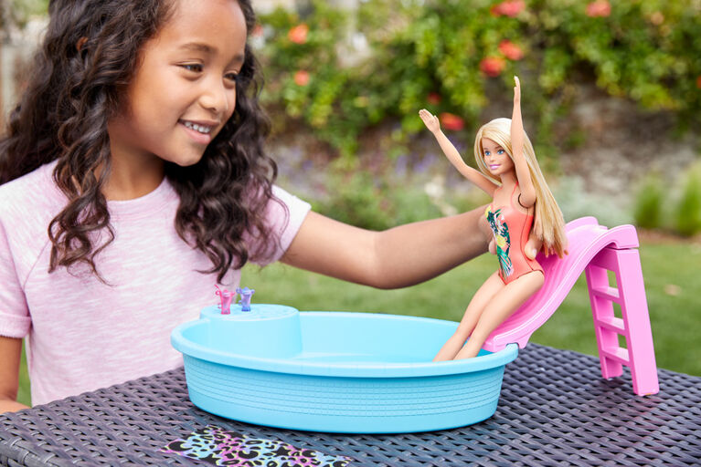 Poupée Barbie, blonde de 29,2 cm (11,5 po), et coffret de jeu Piscine avec glissade et accessoires