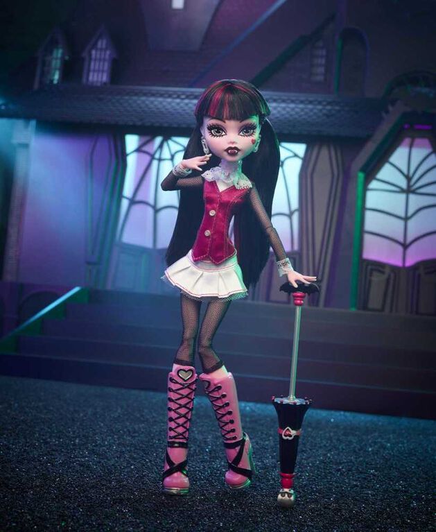 Monster HighPoupée Draculaura, avec socle et accessoires Toys R Us