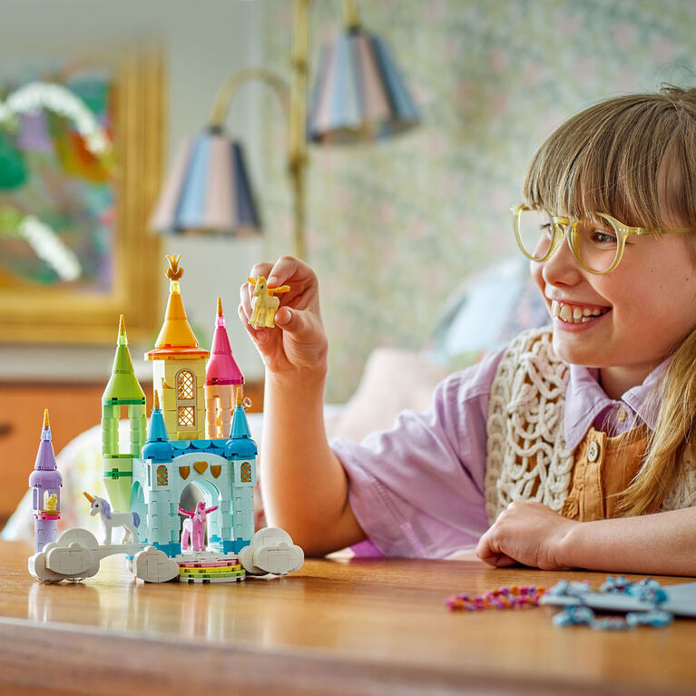 LEGO Creator 3en1 Le Château des Licornes, Animaux pour Jouer, Transformable en Bateau ou en Cabane dans la Forêt 31175