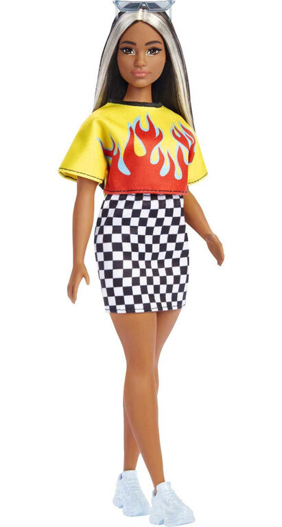 Poupée Barbie Fashionistas179, Crop Top à Flammes, Jupe à Carreaux, Baskets et Lunettes de Soleil