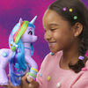 My Little Pony: Tell Your Tale Rainbow Styles Izzy Moonbow Unicorn Toys - English Edition