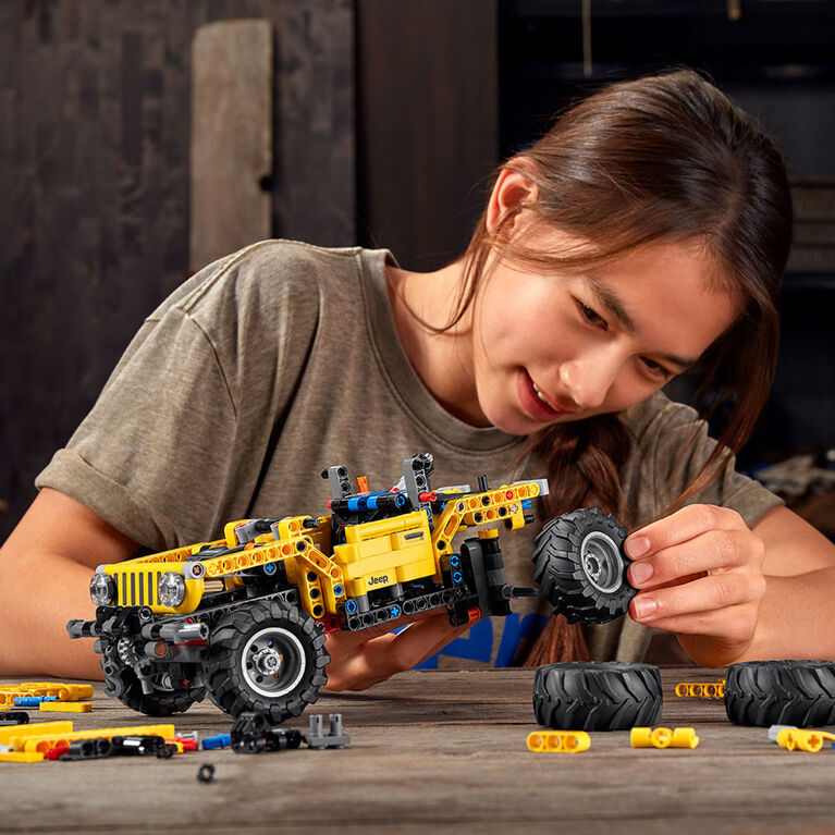 LEGO Technic Jeep Wrangler 42122 (665 pieces)