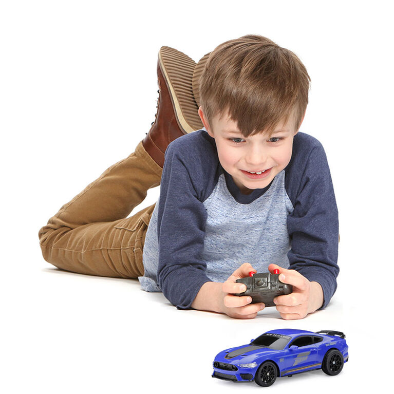 Forza Motorsport radiocommand&eacute;e avec voiture de sport Mustang Turbo, &eacute;chelle 1:24