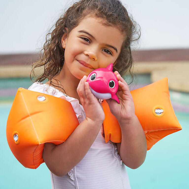 Robo Alive Junior Baby Shark Battery-Powered Sing and Swim Bath Toy by ZURU