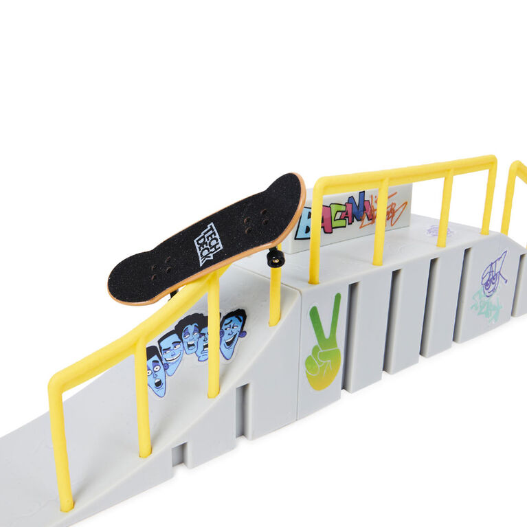 Tech Deck, Build-A-Park World Tour, Flamengo Park (Brazil), Ramp Set with Signature Fingerboard - English Edition