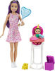 Poupées et coffret de jeu Skipper Babysitters Inc. Barbie avec poupée Skipper Gardienne d'enfants, poupée bébé à changement de couleur, chaise haute et accessoire à thème de fête