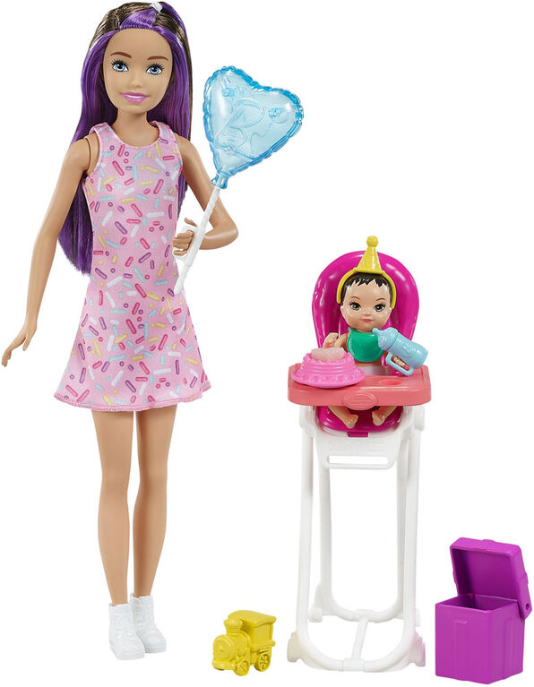 Poupées et coffret de jeu Skipper Babysitters Inc. Barbie avec poupée Skipper Gardienne d'enfants, poupée bébé à changement de couleur, chaise haute et accessoire à thème de fête