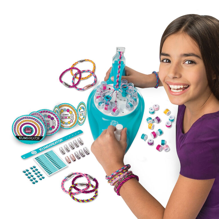 La machine Cool Maker KumiKreator- Machine à bracelets de l''''amitié, Fabrique jusqu''''à 10 bracelets, à partir de 8 ans.