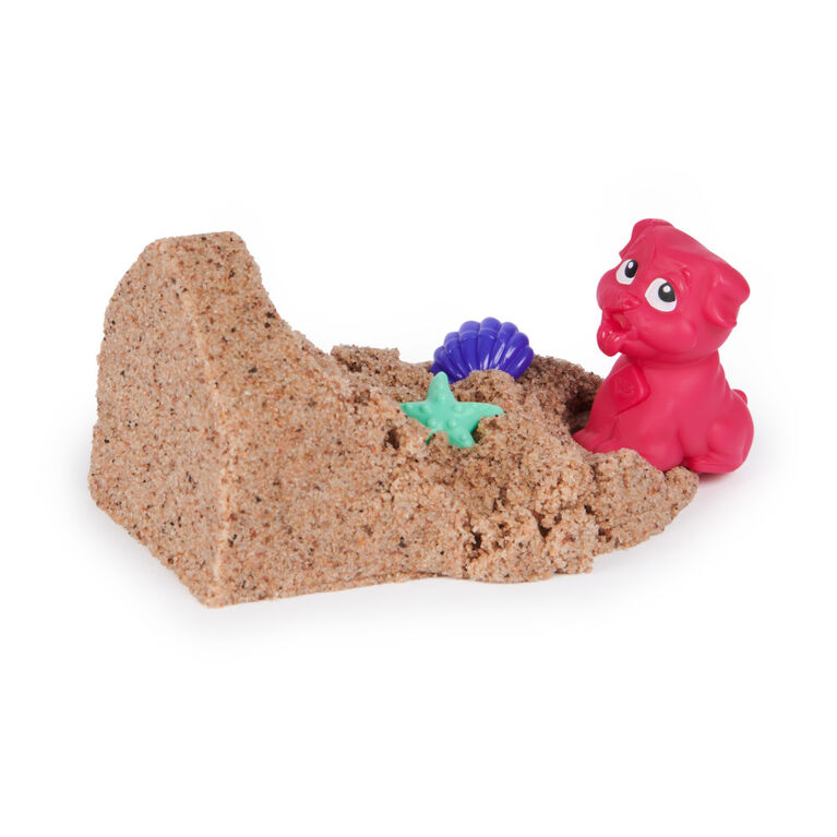 Kinetic Sand, Doggie Dig avec outil multi-usage surprise en forme de chien, 170 g de sable de plage et rangement de sable à modeler (plusieurs modèles disponibles.), jouets sensoriels