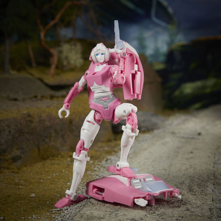 Transformers Generations War for Cybertron : Earthrise, figurine Arcee WFC-E17 Deluxe