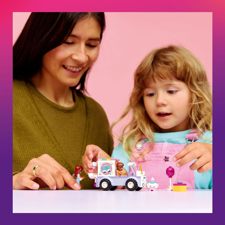 LEGO Friends La Voiture de Livraison de G&acirc;teaux Licorne - Ensemble de Construction avec 2 Minipoup&eacute;es et un G&acirc;teau - 42675