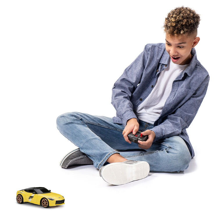 1:24 R/C Forza Motorsport w/Turbo Nissan Z Sports Car