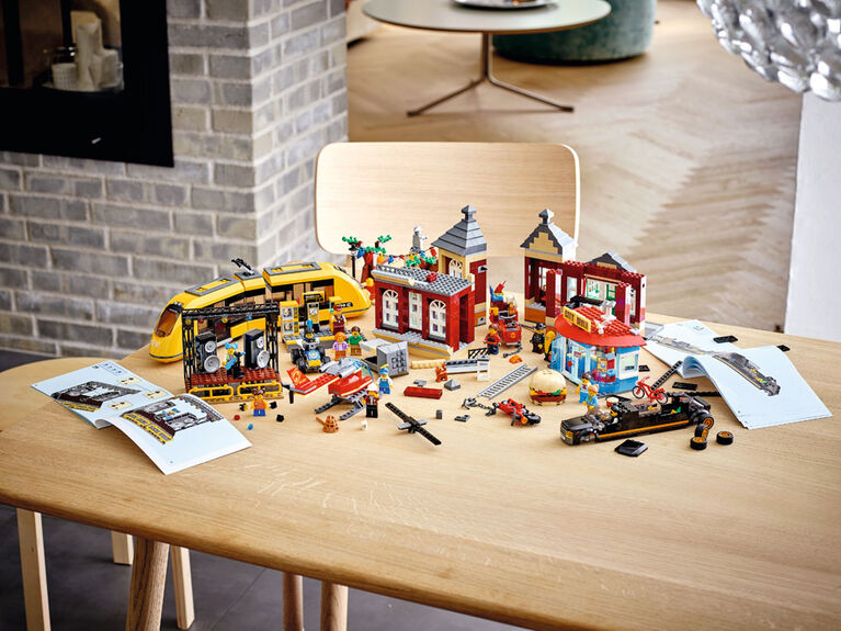 LEGO City Town La place du centre-ville 60271 (1517 pièces)