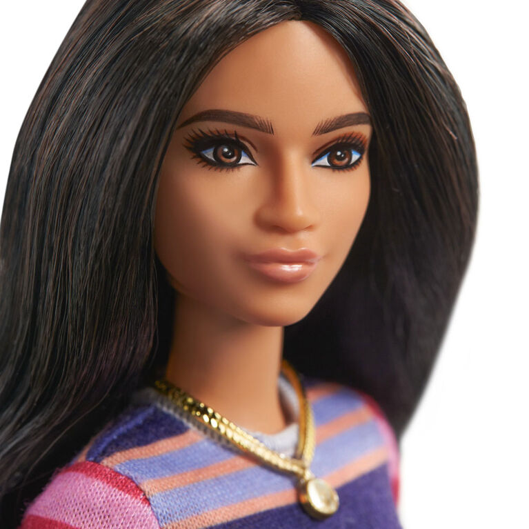 Poupée ​Barbie Fashionistas 147 avec cheveux bruns longs, vêtue d'une robe à rayures, de chaussures orange et d'un collier, jouet pour enfants de 3 à 8 ans
