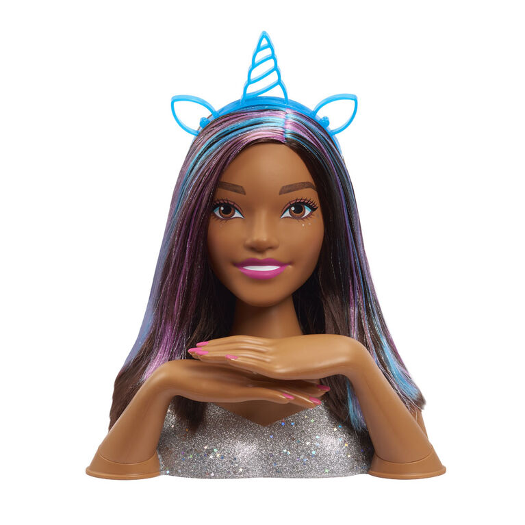 Tête de Coiffure Tie-Dye De Luxe de Barbie à 22 Eléments, Cheveux Bruns, Inclut 2 Couleurs de Colorant Non Toxiques