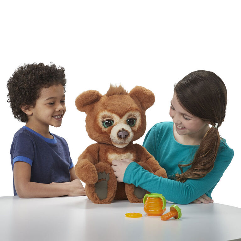 Koli L'ours curieux de furReal, peluche interactive